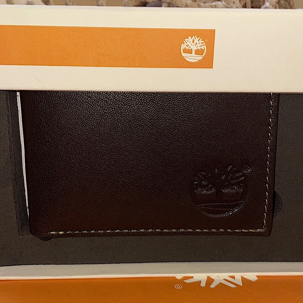 Timberland Billfold with Leather Wrapped Key Fob Set - Picture 3 of 5